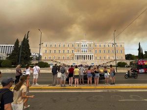 Duh! Langit Kota Athena Memerah Berselimut Asap Kebakaran Hutan Duh! Langit Kota Athena Memerah Berselimut Asap Kebakaran Hutan