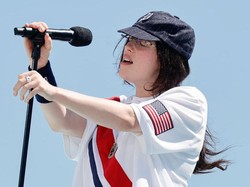 Billie Eilish Serba Putih di When the Partys Over, Mirip Pesta Ikonik P Diddy