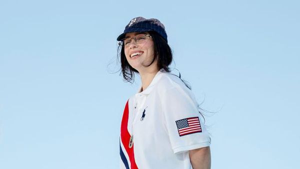 5 Gaya Billie Eilish Pakai Baju Oversized di Penutupan Olimpiade 2024