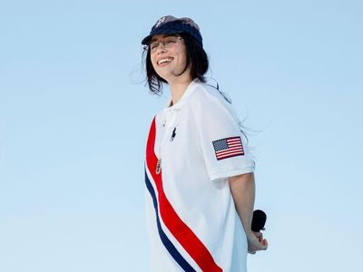 5 Gaya Billie Eilish Pakai Baju Oversized di Penutupan Olimpiade 2024