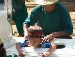 Momen Warga Tenangkan Bocah Panik Terjebak dalam Kijing Kuburan di Pamekasan