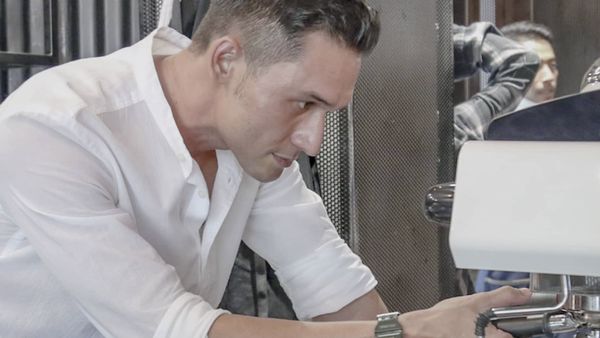 Indra Bruggman Punya Kedai Kopi, Ini Aksinya Meracik Kopi