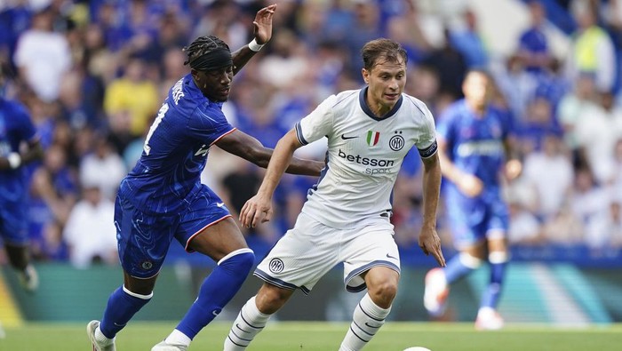 Inter Milans Nicolo Barella, right, battles for the ball against Chelseas Noni Madueke during the friendly soccer match at Stamford Bridge, London, Sunday, August 11, 2024. (Zac Goodwin/PA via AP)
