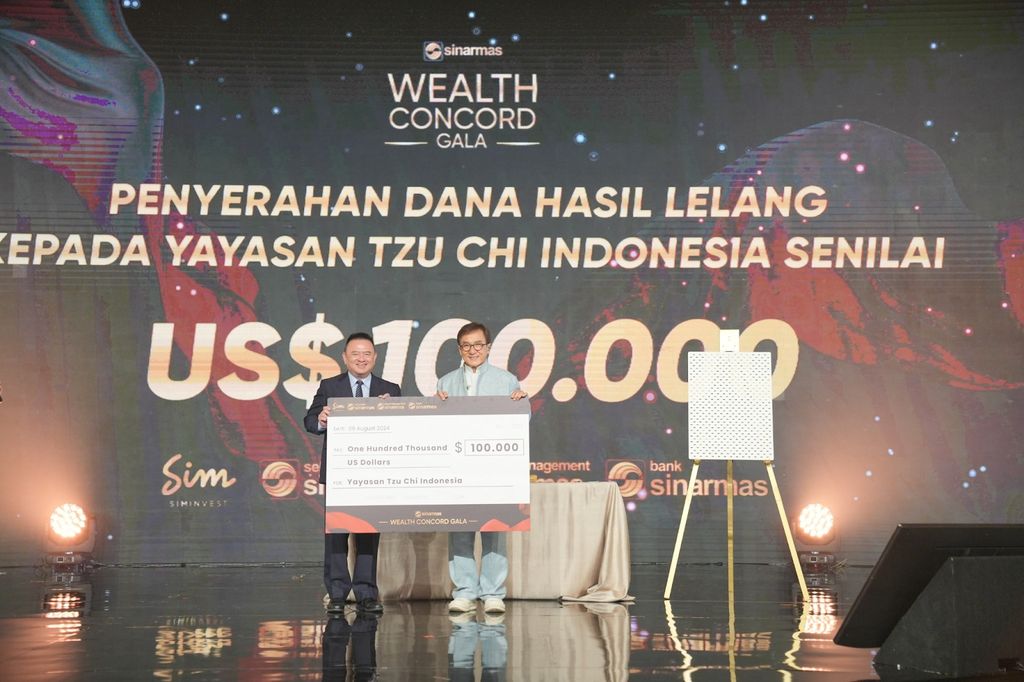 Jackie Chan Jackie Chan Menyerahkan Cek $100.000 Kepada Hong Tjhin (Pembina Tzu Chi Sinar Mas) pada Jumat (9/8/2024). (Arsip Sinarmas Financial Services)