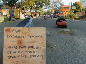 Warga Palopo Swadaya Tambal Jalan Rusak gegara Tak Kunjung Diperbaiki
