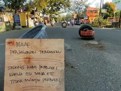 Warga Palopo Swadaya Tambal Jalan Rusak gegara Tak Kunjung Diperbaiki