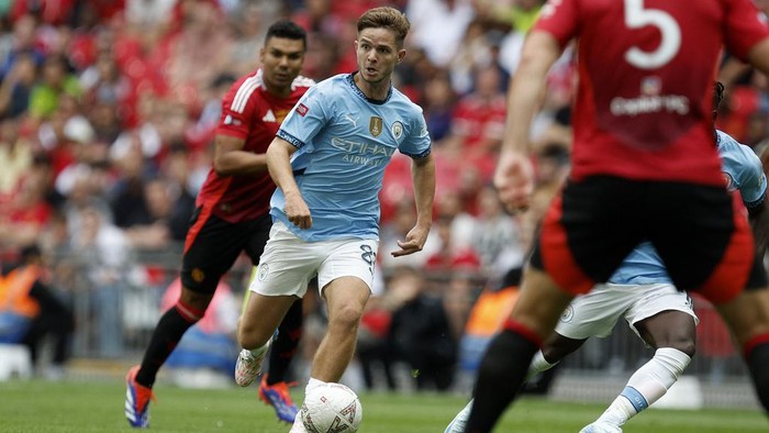 Manchester Citys James McAtee controls the ball during the FA Community Shield final soccer match between Manchester City and Manchester United at Wembley Stadium in London, Saturday, Aug. 10, 2024. (AP Photo/David Cliff)