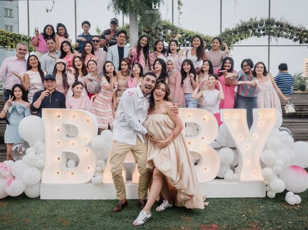 10 Foto Gender Reveal Anak ke-3 Jessica Iskandar, Bumil Cantik Bergaun Coklat