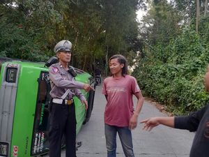 Tak Kuat Nanjak, Angkot di Bogor Terguling Masuk Parit Tak Kuat Nanjak, Angkot di Bogor Terguling Masuk Parit