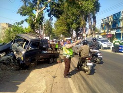 Kecelakaan Beruntun Libatkan 3 mobil dan 1 Motor di Pakisaji Malang