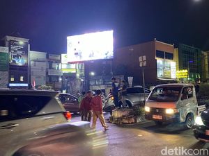 Mobil Tabrak Separator Jalan Margonda Depok hingga Tersangkut, Lalin Macet Mobil Tabrak Separator Jalan Margonda Depok hingga Tersangkut, Lalin Macet