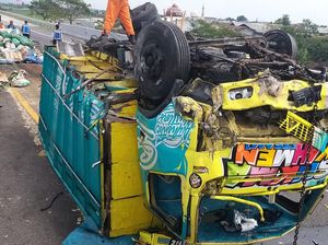 Pecah Ban, Truk Muat Sayuran Terguling hingga Pindah Jalur di Tol Kendal