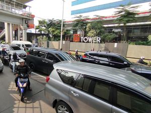 Penumpang Keluhkan Jalur TransJakarta Diserobot saat Macet di Pancoran