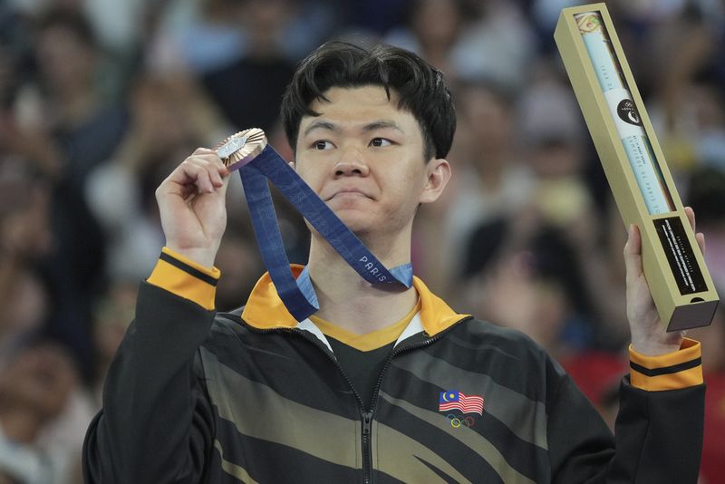 Lee Zii Jia, suporter Malaysia Malaysia's Lee Zii Jia celebrates after winning the bronze medal at the men's singles badminton at the 2024 Summer Olympics, Monday, Aug. 5, 2024, in Paris, France. (AP Photo/Dita Alangkara)