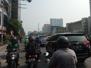 Warga Keluhkan Macet Picu Jalanan di Harmoni Arah Kota Tua Sangat Berdebu