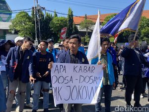 Mahasiswa di Surabaya Demo Soroti Dosa 10 Tahun Kepemimpinan Jokowi