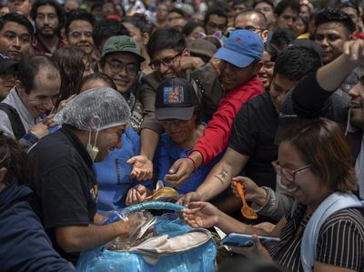 Antusias Warga Meksiko Saat Bagi-bagi Puluhan Ribu Taco Gratis