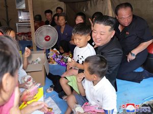 Momen Kim Jong Un Duduk Bareng dan Pangku Anak Korban Banjir