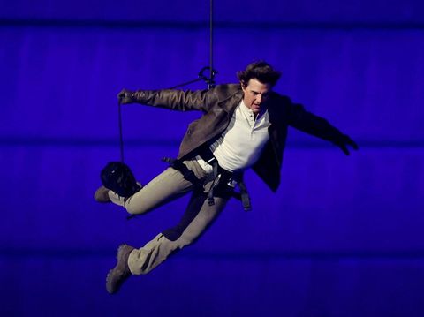 Olimpiade 2024 Paris 2024 Olympics - Ceremonies - Paris 2024 Closing Ceremony - Stade de France, Saint-Denis, France - August 11, 2024. Actor Tom Cruise jumps from the roof of the Stade de France during the closing ceremony. REUTERS/Phil Noble TPX IMAGES OF THE DAY