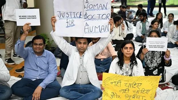 Para dokter dan pekerja medis di India mogok kerja dan berunjuk rasa memprotes pemerkosaan dan pembunuhan seorang dokter muda di rumah sakit yang dikelola pemerintah Practicing doctors and medical staff display placards as they take part in a protest against the incident of rape and murder of a young medic in Kolkata, during a demonstration held at a government hospital in New Delhi on August 12, 2024. (AFP)