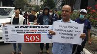 Pencari Suaka Gelar Demo di Depan Kantor UNHCR Jakarta