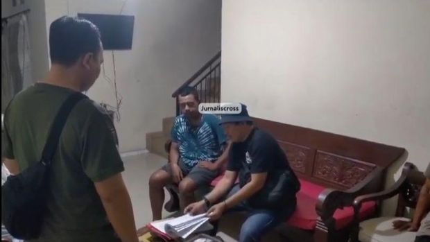 Polisi menangkap pria AP (27), pemeran pria dan penyebar video syur wanita AD, anak dari musisi Indonesia David Bayu. Pria AP ditangkap di depan orang tuanya. (dok Istimewa)