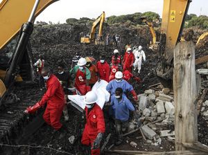 Potret Gunung Sampah di Uganda Longsor, 18 Orang Tewas