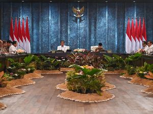 Potret Jokowi Pimpin Sidang Kabinet Pertama di IKN Potret Jokowi Pimpin Sidang Kabinet Pertama di IKN