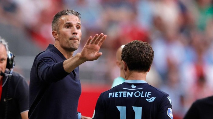 AMSTERDAM, NETHERLANDS - AUGUST 11: Coach Robin van Persie of SC Heerenveen  during the Dutch Eredivisie  match between Ajax v SC Heerenveen at the Johan Cruijff Arena on August 11, 2024 in Amsterdam Netherlands (Photo by Rico Brouwer/Soccrates/Getty Images)