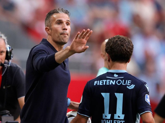 AMSTERDAM, NETHERLANDS - AUGUST 11: Coach Robin van Persie of SC Heerenveen  during the Dutch Eredivisie  match between Ajax v SC Heerenveen at the Johan Cruijff Arena on August 11, 2024 in Amsterdam Netherlands (Photo by Rico Brouwer/Soccrates/Getty Images)
