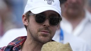 7 Potret Langka Eva Mendes Bersama Ryan Gosling, Nonton Olimpiade Bareng Anak