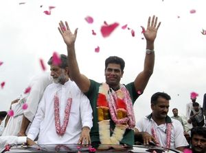 Atlet Pakistan Disambut Bak Pahlawan Usai Raih Emas Olimpiade Pertama Atlet Pakistan Disambut Bak Pahlawan Usai Raih Emas Olimpiade Pertama