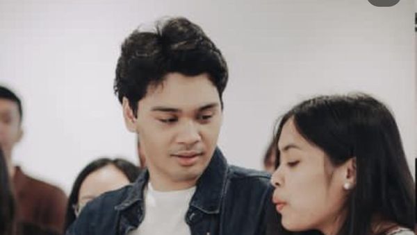 Serunya Mikha Angelo Saat Makan Bareng Gregoria Mariska dan Keluarga