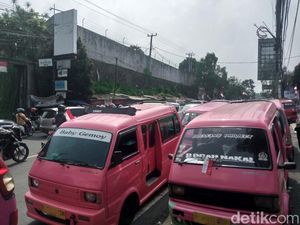 Angkot Sukabumi Mogok Massal Desak Batasi Angkutan Online, Dishub Akan Mediasi Angkot Sukabumi Mogok Massal Desak Batasi Angkutan Online, Dishub Akan Mediasi