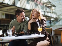 Begini Etiket Split Bill saat Makan Bareng Pacar Begini Etiket Split Bill saat Makan Bareng Pacar