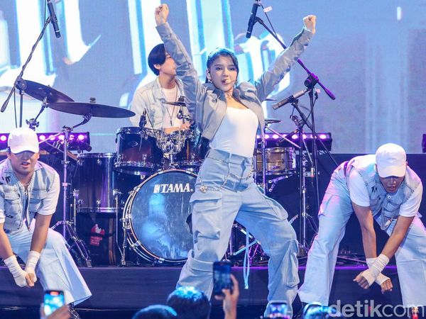 Tiara Andini Hibur Pengguna KRL Jabodetabek