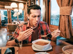 5 Bahan Dapur yang Ampuh Atasi Lidah Terbakar Gegara Makanan Panas