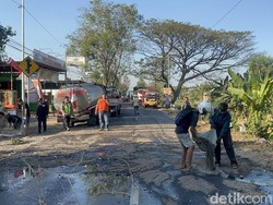 Momen Warga Jarah Minyak Goreng dari Truk Tangki Terguling di Mojokerto