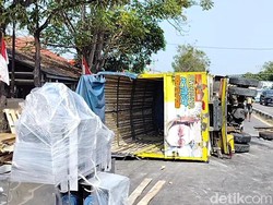 Truk Tabrak Trotoar hingga Terguling di Subang gegara Sopir Ngantuk