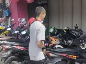 Viral Tunanetra Sulit Jalan gegara Trotoar Jaktim Jadi Parkiran-Lapak Jualan Viral Tunanetra Sulit Jalan gegara Trotoar Jaktim Jadi Parkiran-Lapak Jualan