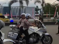 Hamil 5 Bulan, Vina Ngidam Naik Motor Polisi Keliling Alun-alun Pandeglang
