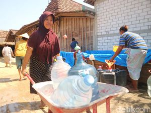 Sumur-Embung Asat, Warga Mantingan Tengah Pati Andalkan Bantuan Air Sumur-Embung Asat, Warga Mantingan Tengah Pati Andalkan Bantuan Air