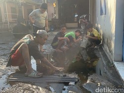 Truk Tangki Terguling di Mojokerto, Warga Panen Minyak Goreng Tumpah