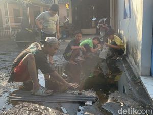 Truk Tangki Terguling di Mojokerto, Warga Panen Minyak Goreng Tumpah Truk Tangki Terguling di Mojokerto, Warga Panen Minyak Goreng Tumpah