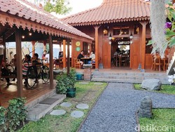 Makan Lodeh Ceker dan Nyeruput Kopi Klotok dengan Suasana Jawa di Seminyak
