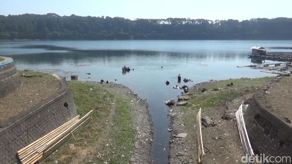 Air di Danau Ranu Pakis Lumajang Menyusut Saat Kemarau