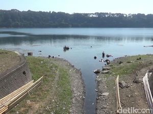 Air di Danau Ranu Pakis Lumajang Menyusut Saat Kemarau Air di Danau Ranu Pakis Lumajang Menyusut Saat Kemarau