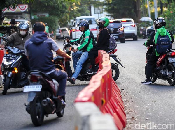 Jangan Ditiru! Aksi Nekat Pemotor Lawan Arah di Hang Tuah Jakarta