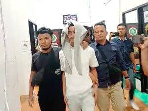 Momen Armor Suami Cut Intan Nabila Tiba di Polres, Kepala Ditutup Jaket