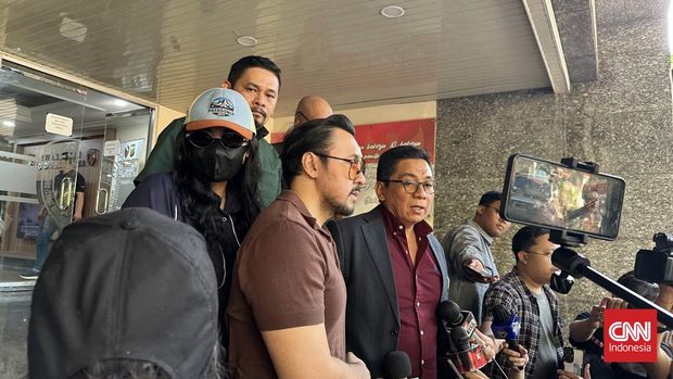 Audrey Davis didampingi ayahnya, David Bayu kembali mendatangi Polda Metro Jaya terkait kasus penyebaran video syur, Selasa (13/8).